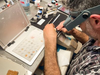 Técnico trabajando en laboratorio de prótesis dental