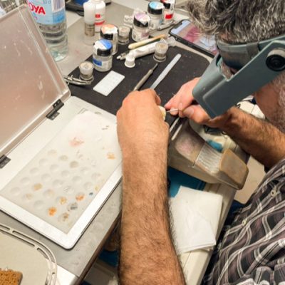 Técnico trabajando en laboratorio de prótesis dental